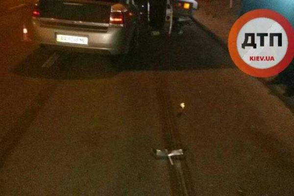 В Киеве легковушка влетела в грузовик: два человека пострадали В Киеве легковушка влетела в грузовик: два человека пострадали