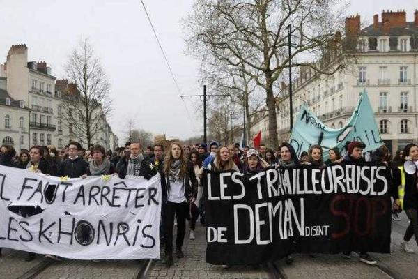 На улицы Парижа и Нанта вышли протестующие студенты: горят "шины", полиция применила слезоточивый газ