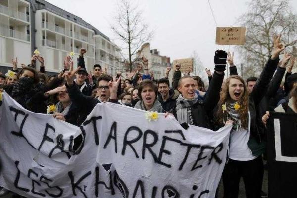 На улицы Парижа и Нанта вышли протестующие студенты: горят "шины", полиция применила слезоточивый газ