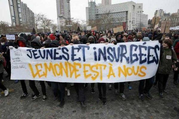 На улицы Парижа и Нанта вышли протестующие студенты: горят "шины", полиция применила слезоточивый газ