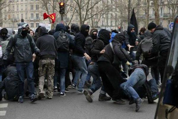 На улицы Парижа и Нанта вышли протестующие студенты: горят "шины", полиция применила слезоточивый газ