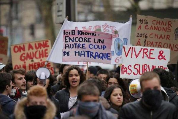 На улицы Парижа и Нанта вышли протестующие студенты: горят "шины", полиция применила слезоточивый газ