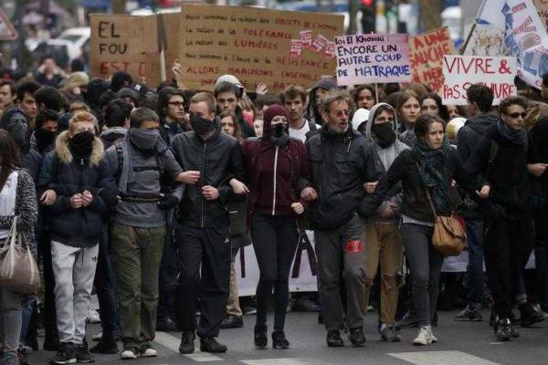 На улицы Парижа и Нанта вышли протестующие студенты: горят "шины", полиция применила слезоточивый газ