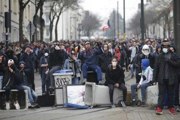 На улицы Парижа и Нанта вышли протестующие студенты: горят "шины", полиция применила слезоточивый газ