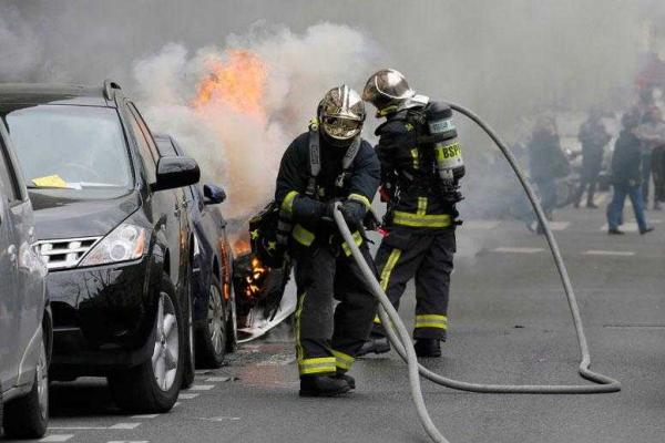 На улицы Парижа и Нанта вышли протестующие студенты: горят "шины", полиция применила слезоточивый газ