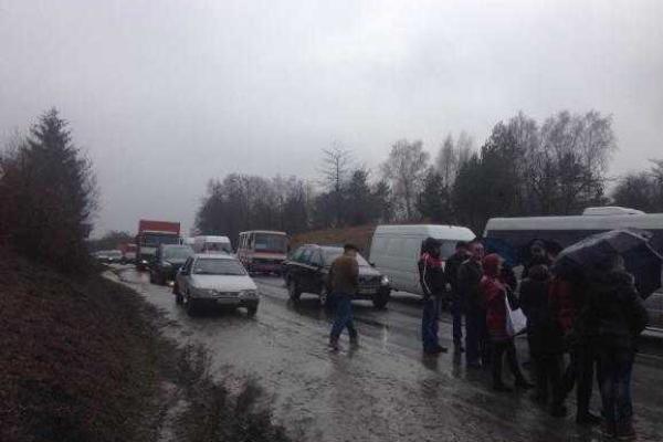 На Тернопольщине жители в знак протеста против закрытия местной больницы перекрыли международную трассу