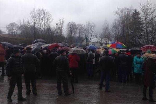 На Тернопольщине жители в знак протеста против закрытия местной больницы перекрыли международную трассу