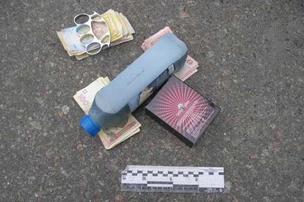 В Киеве ночью четверо иностранцев ограбили круглосуточный магазин В Киеве ночью четверо иностранцев ограбили круглосуточный магазин