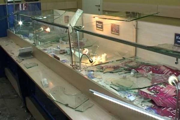 В Киеве неизвестные в масках совершили вооруженное нападение на ювелирный магазин: ранен охранник В Киеве неизвестные в масках совершили вооруженное нападение на ювелирный магазин: ранен охранник