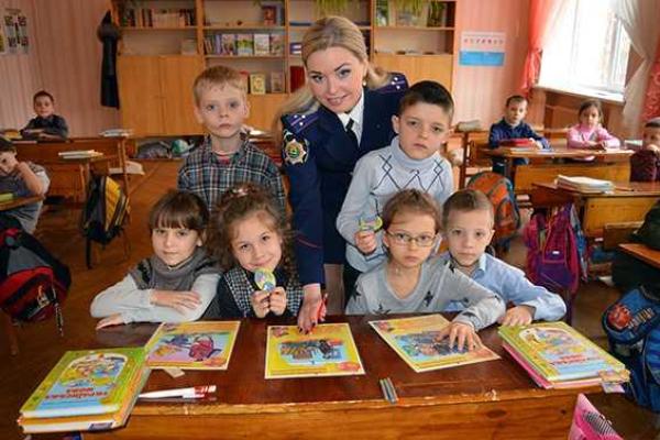 В зоне проведения АТО в рядах полиции работает 1691 женщина В зоне проведения АТО в рядах полиции работает 1691 женщина