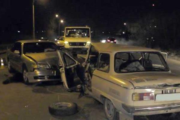 В Ровно автомобиль "ЗАЗ" вылетел на встречную полосу и впечатался в иномарку: водитель погиб на месте В Ровно автомобиль "ЗАЗ" вылетел на встречную полосу и впечатался в иномарку: водитель погиб на месте