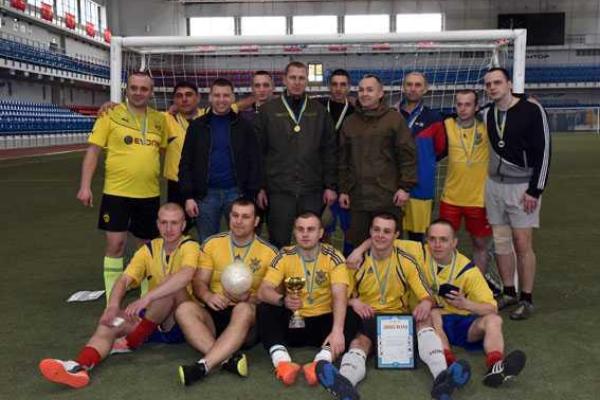 В Мариуполе состоялся футбольный турнир, в котором приняли участие сотрудники полиции и бойцы Нацгвардии