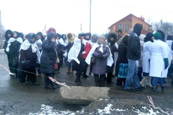 На Полтавщине рабочие одного из предприятий перекрыли трассу международного значения