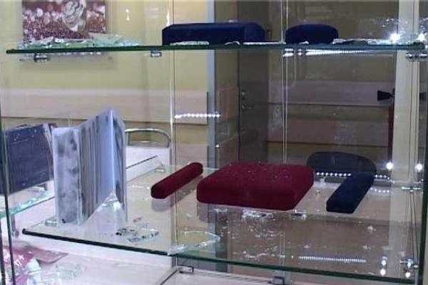 В Киеве неизвестные в масках совершили вооруженное нападение на ювелирный магазин: ранен охранник В Киеве неизвестные в масках совершили вооруженное нападение на ювелирный магазин: ранен охранник