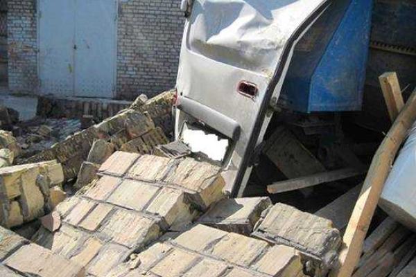 В Киеве на одном  из предприятий рухнувшая стена смертельно травмировала работника В Киеве на одном  из предприятий рухнувшая стена смертельно травмировала работника