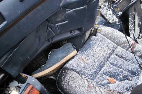 В Киеве "Мерседес" превратился в груду металла, столкнувшись с электроопорой: два человека погибли мгновенно В Киеве "Мерседес" превратился в груду металла, столкнувшись с электроопорой: два человека погибли мгновенно