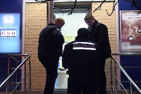 В Киеве неизвестные в масках совершили вооруженное нападение на ювелирный магазин: ранен охранник В Киеве неизвестные в масках совершили вооруженное нападение на ювелирный магазин: ранен охранник