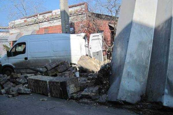 В Киеве на одном  из предприятий рухнувшая стена смертельно травмировала работника В Киеве на одном  из предприятий рухнувшая стена смертельно травмировала работника