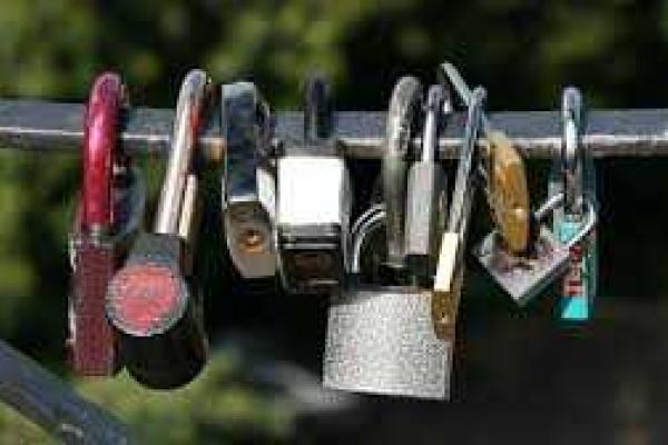 В Киеве после реставрации открыли уникальный мост влюбленных В Киеве после реставрации открыли уникальный мост влюбленных