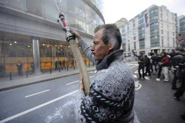 В Брюсселе фермеры проводят акцию протеста: здания и дороги залиты молоком В Брюсселе фермеры проводят акцию протеста: здания и дороги залиты молоком