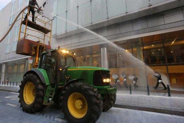 В Брюсселе фермеры проводят акцию протеста: здания и дороги залиты молоком В Брюсселе фермеры проводят акцию протеста: здания и дороги залиты молоком