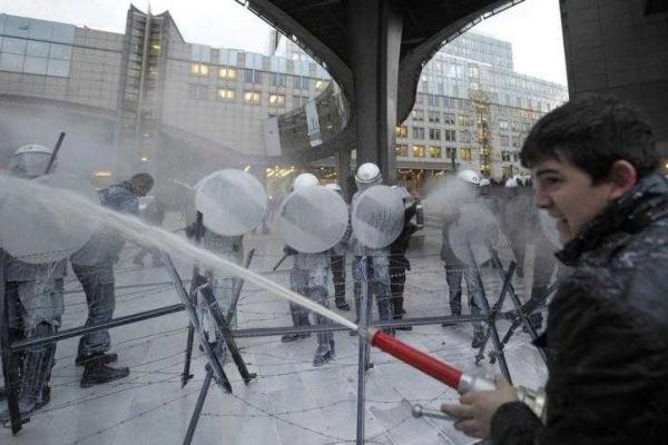В Брюсселе фермеры проводят акцию протеста: здания и дороги залиты молоком В Брюсселе фермеры проводят акцию протеста: здания и дороги залиты молоком