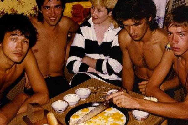 Американская певица Джоанна Стингрей выложила в Сеть архивные фото с советскими рок-звездами