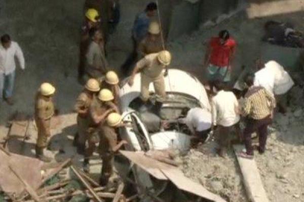 В Индии обрушилась эстакада, похоронив людей под обломками
