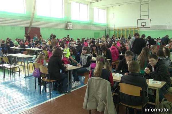 В Старобельске школьники установили новый рекорд Украины, раскрасив 1401 писанку