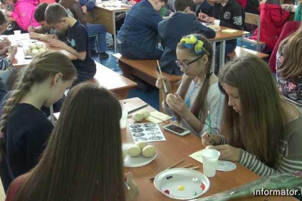 В Старобельске школьники установили новый рекорд Украины, раскрасив 1401 писанку