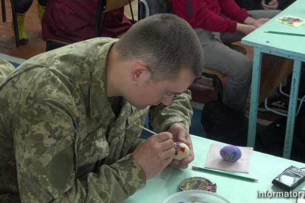В Старобельске школьники установили новый рекорд Украины, раскрасив 1401 писанку