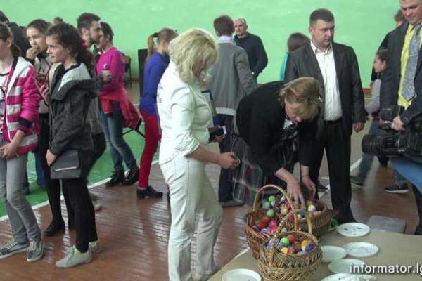 В Старобельске школьники установили новый рекорд Украины, раскрасив 1401 писанку