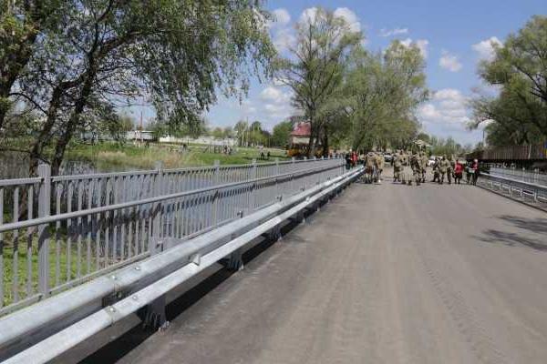 В Новоайдаре состоялось торжественное открытие восстановленного моста через реку Айдар