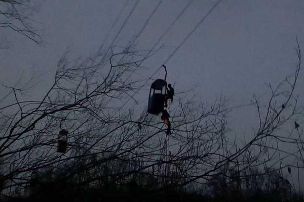 В Харькове посетителям аттракциона "Канатная дорога" пришлось спускаться на землю при помощи спасателей В Харькове посетителям аттракциона "Канатная дорога" пришлось спускаться на землю при помощи спасателей