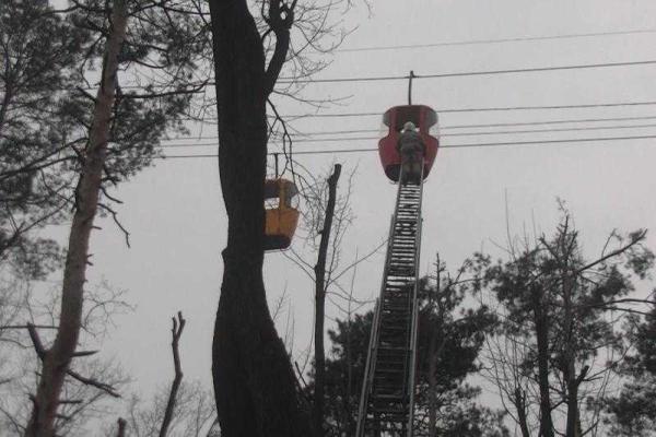 В Харькове посетителям аттракциона "Канатная дорога" пришлось спускаться на землю при помощи спасателей В Харькове посетителям аттракциона "Канатная дорога" пришлось спускаться на землю при помощи спасателей