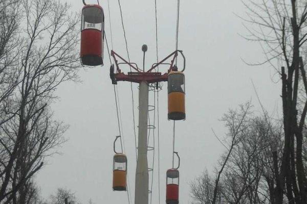 В Харькове посетителям аттракциона "Канатная дорога" пришлось спускаться на землю при помощи спасателей В Харькове посетителям аттракциона "Канатная дорога" пришлось спускаться на землю при помощи спасателей
