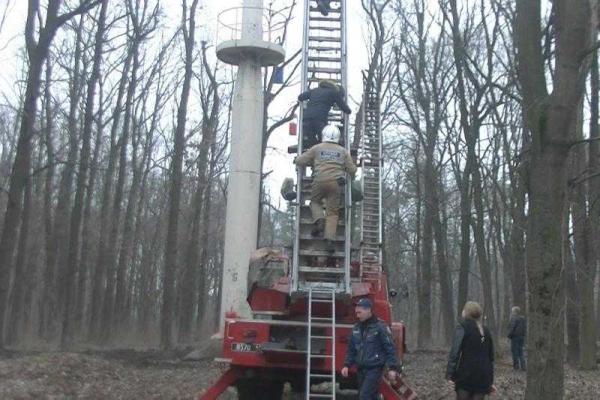 В Харькове посетителям аттракциона "Канатная дорога" пришлось спускаться на землю при помощи спасателей В Харькове посетителям аттракциона "Канатная дорога" пришлось спускаться на землю при помощи спасателей