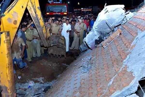 В Индии масштабный пожар в индуистском храме унес жизни более сотни человек В Индии масштабный пожар в индуистском храме унес жизни более сотни человек