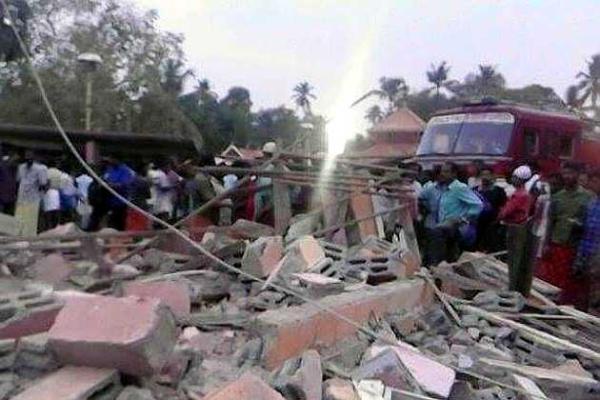 В Индии масштабный пожар в индуистском храме унес жизни более сотни человек В Индии масштабный пожар в индуистском храме унес жизни более сотни человек