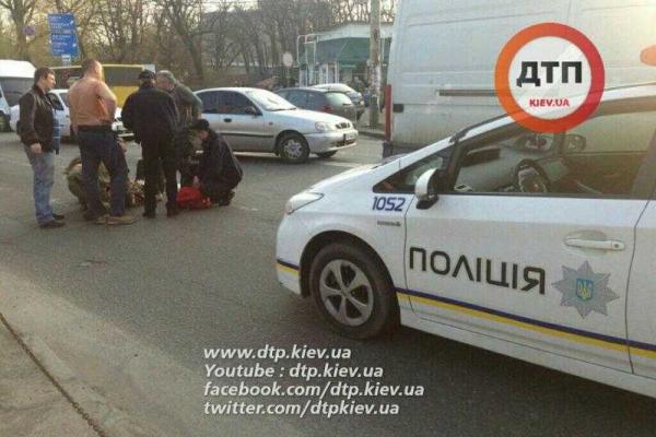 В Киеве на нерегулируемом пешеходном переходе под колеса микроавтобуса попала беременная женщина