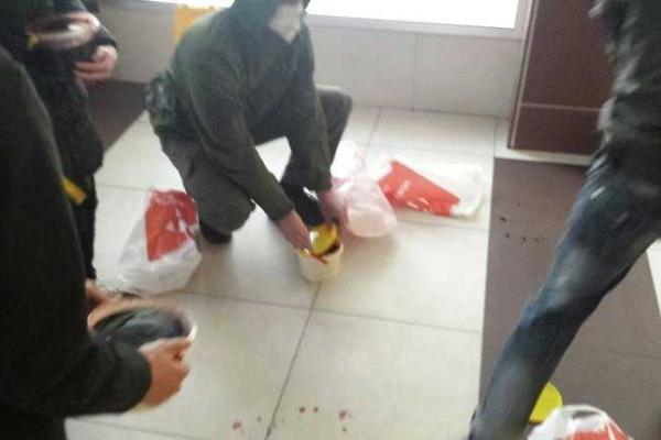 В Киеве пролилась кровь: активисты облили красной жидкостью приемную телеканала "Украина" В Киеве пролилась кровь: активисты облили красной жидкостью приемную телеканала "Украина"