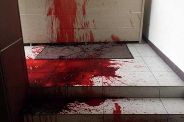 В Киеве пролилась кровь: активисты облили красной жидкостью приемную телеканала "Украина" В Киеве пролилась кровь: активисты облили красной жидкостью приемную телеканала "Украина"