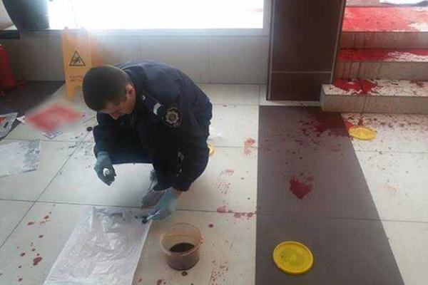 В Киеве пролилась кровь: активисты облили красной жидкостью приемную телеканала "Украина" В Киеве пролилась кровь: активисты облили красной жидкостью приемную телеканала "Украина"