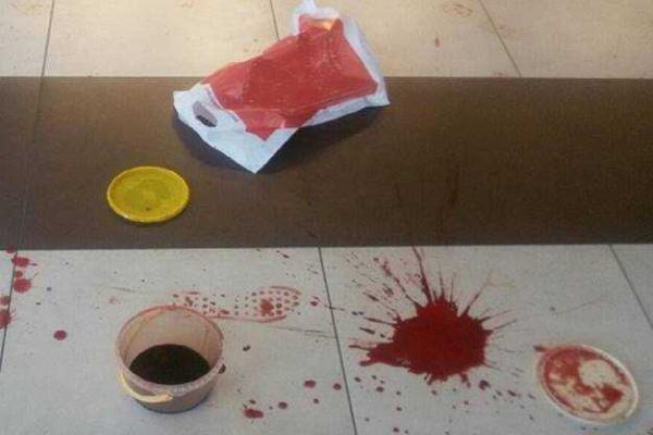 В Киеве пролилась кровь: активисты облили красной жидкостью приемную телеканала "Украина" В Киеве пролилась кровь: активисты облили красной жидкостью приемную телеканала "Украина"