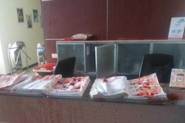 В Киеве пролилась кровь: активисты облили красной жидкостью приемную телеканала "Украина" В Киеве пролилась кровь: активисты облили красной жидкостью приемную телеканала "Украина"