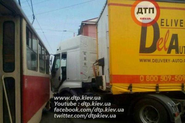 В Киеве грузовик и трамвай не поделили дорогу: техника повреждена, люди не пострадали В Киеве грузовик и трамвай не поделили дорогу: техника повреждена, люди не пострадали