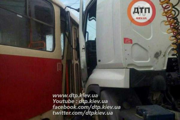 В Киеве грузовик и трамвай не поделили дорогу: техника повреждена, люди не пострадали В Киеве грузовик и трамвай не поделили дорогу: техника повреждена, люди не пострадали