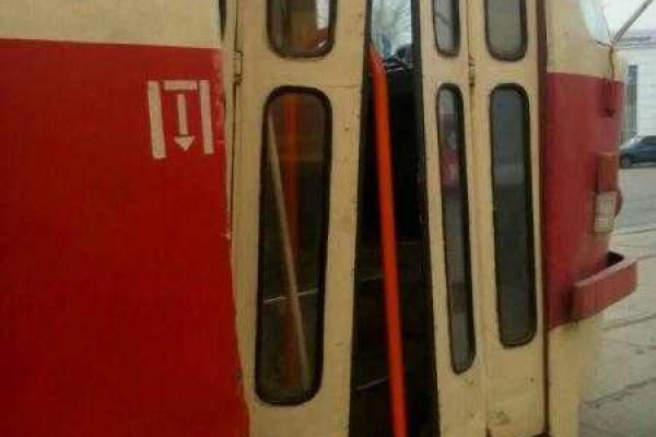 В Киеве грузовик и трамвай не поделили дорогу: техника повреждена, люди не пострадали В Киеве грузовик и трамвай не поделили дорогу: техника повреждена, люди не пострадали