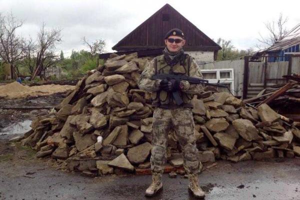 Боевики "ДНР" нанимают местных жителей разбирать завалы и мусор, оставшиеся от их домов после обстрелов Боевики "ДНР" нанимают местных жителей разбирать завалы и мусор, оставшиеся от их домов после обстрелов