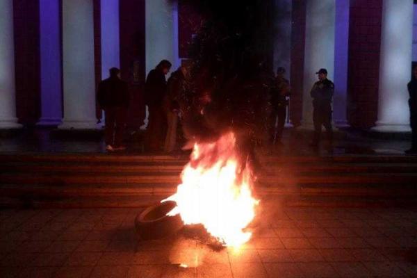 В Одессе "титушки" разгромили палаточный городок "антитрухановского Майдана" В Одессе "титушки" разгромили палаточный городок "антитрухановского Майдана"